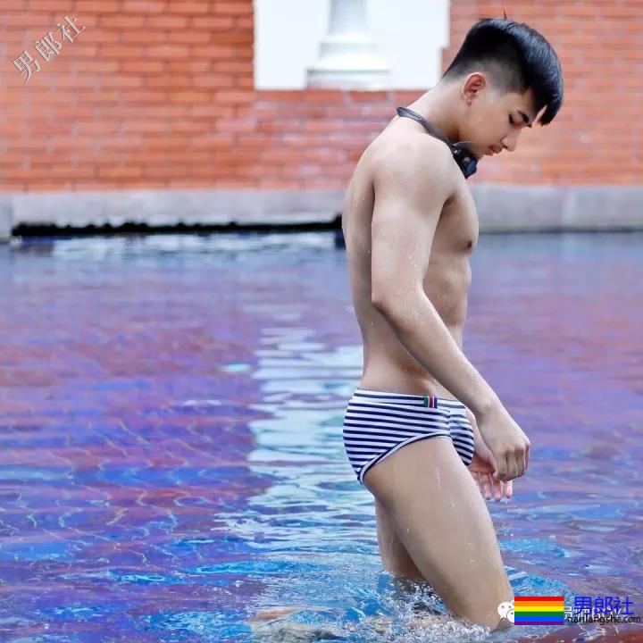 三年前的六块腹肌清纯小哥当男模后变这样了！ - 51虹马