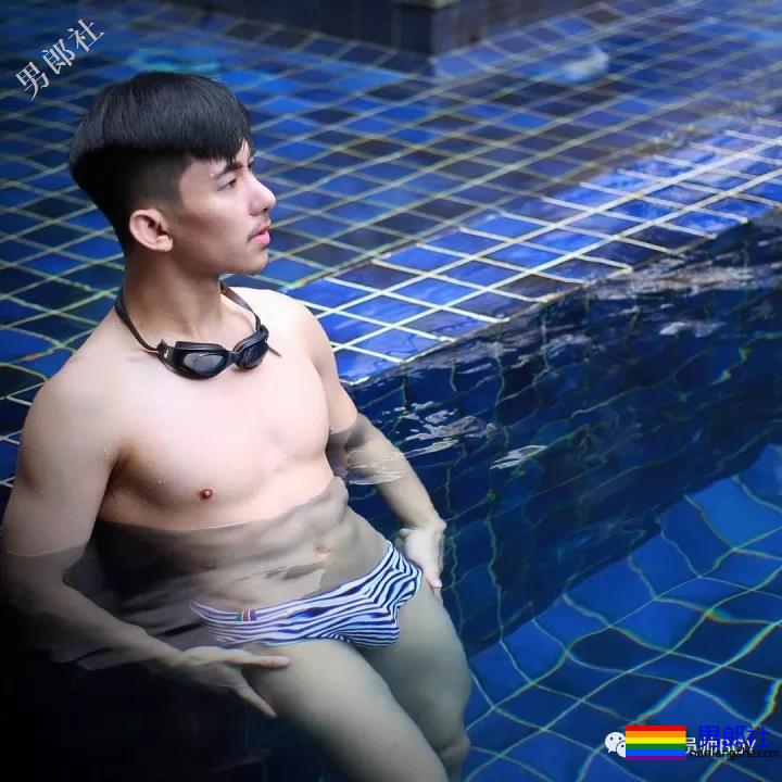 三年前的六块腹肌清纯小哥当男模后变这样了！ - 51虹马