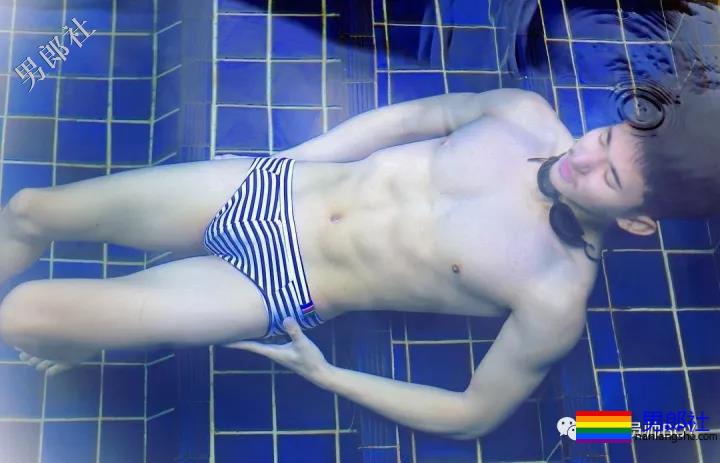 三年前的六块腹肌清纯小哥当男模后变这样了！ - 51虹马