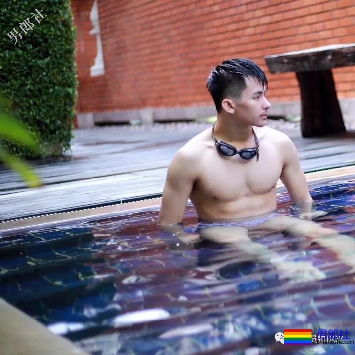 三年前的六块腹肌清纯小哥当男模后变这样了！ - 51虹马