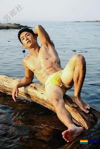 童颜巨肌小狼狗上节目脱衣惨遭主持人咸猪手！ - 51虹马