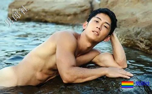 童颜巨肌小狼狗上节目脱衣惨遭主持人咸猪手！ - 51虹马