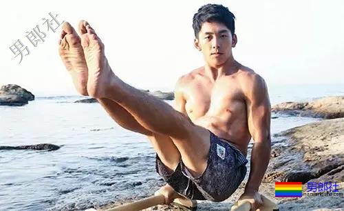 童颜巨肌小狼狗上节目脱衣惨遭主持人咸猪手！ - 51虹马