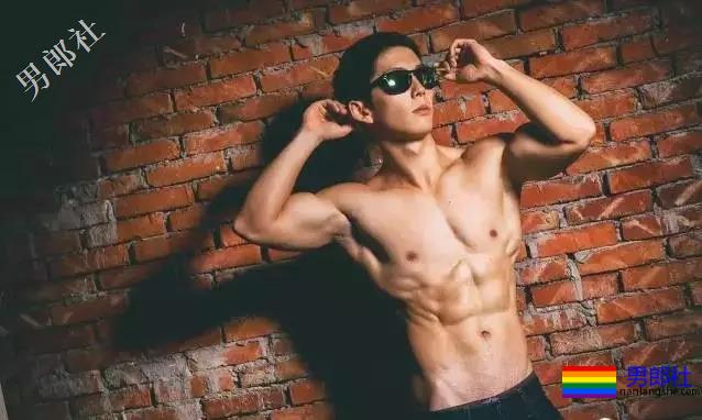 童颜巨肌小狼狗上节目脱衣惨遭主持人咸猪手！ - 51虹马