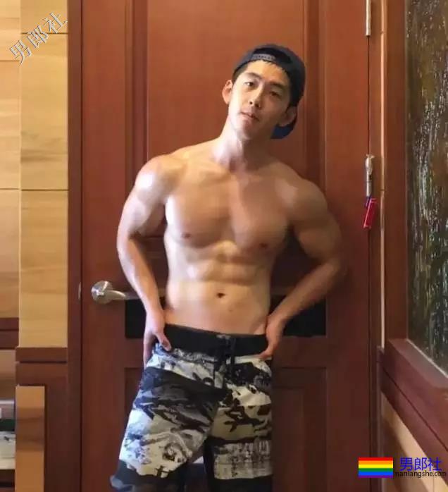 童颜巨肌小狼狗上节目脱衣惨遭主持人咸猪手！ - 51虹马