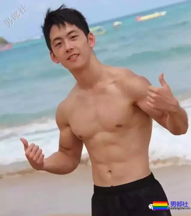 童颜巨肌小狼狗上节目脱衣惨遭主持人咸猪手！ - 51虹马