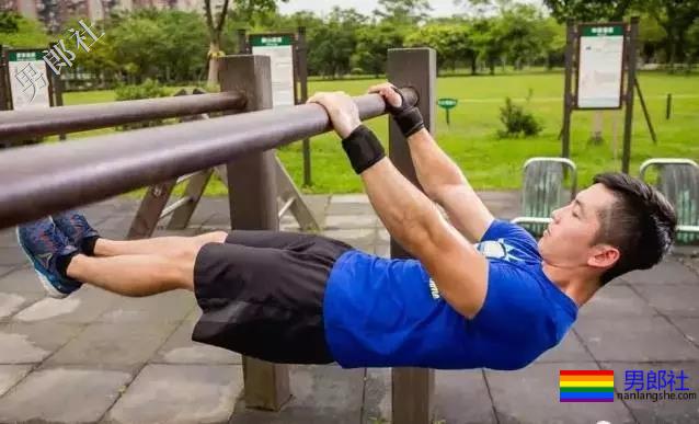 童颜巨肌小狼狗上节目脱衣惨遭主持人咸猪手！ - 51虹马