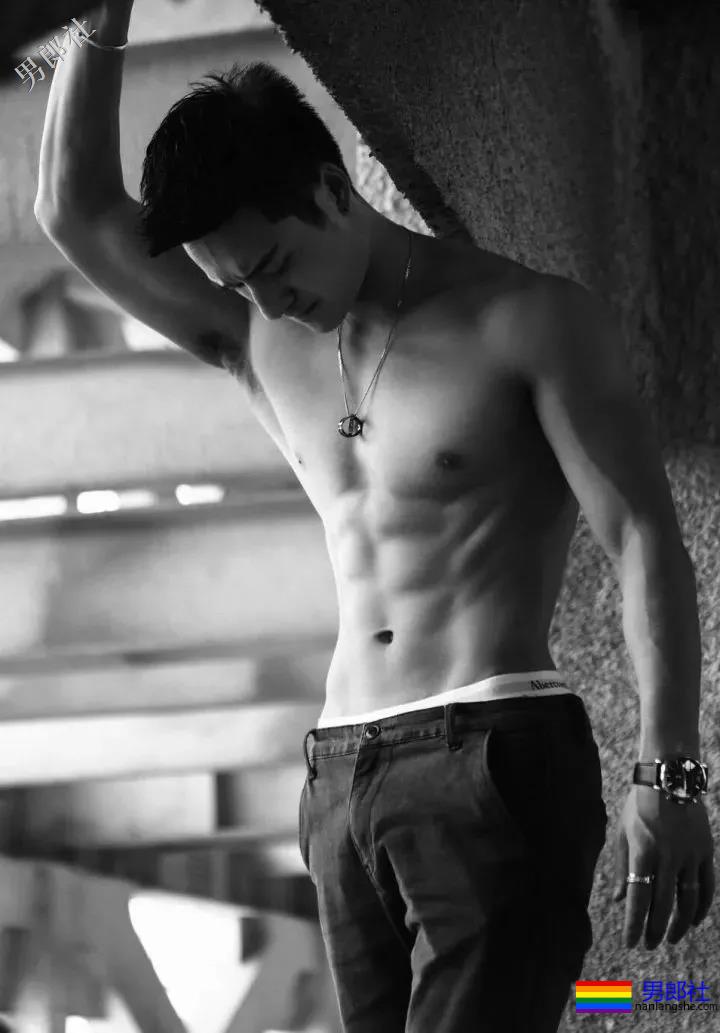 又一枚青春肌肉健身私教脱了？ - 51虹马