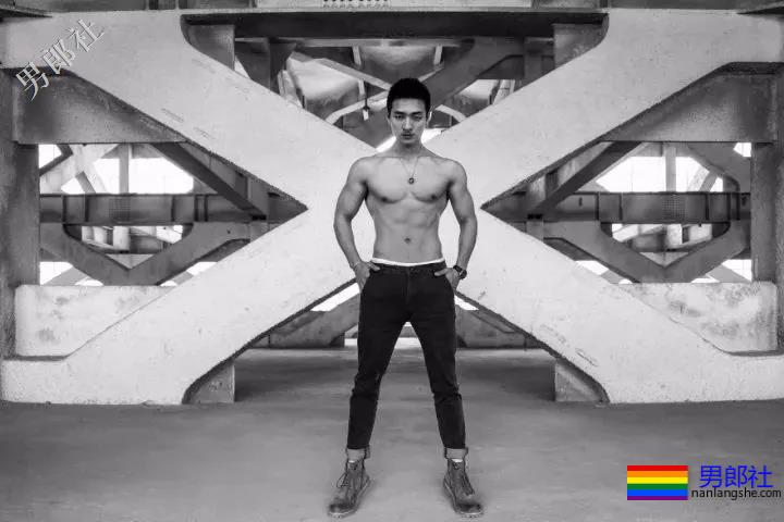 又一枚青春肌肉健身私教脱了？ - 51虹马