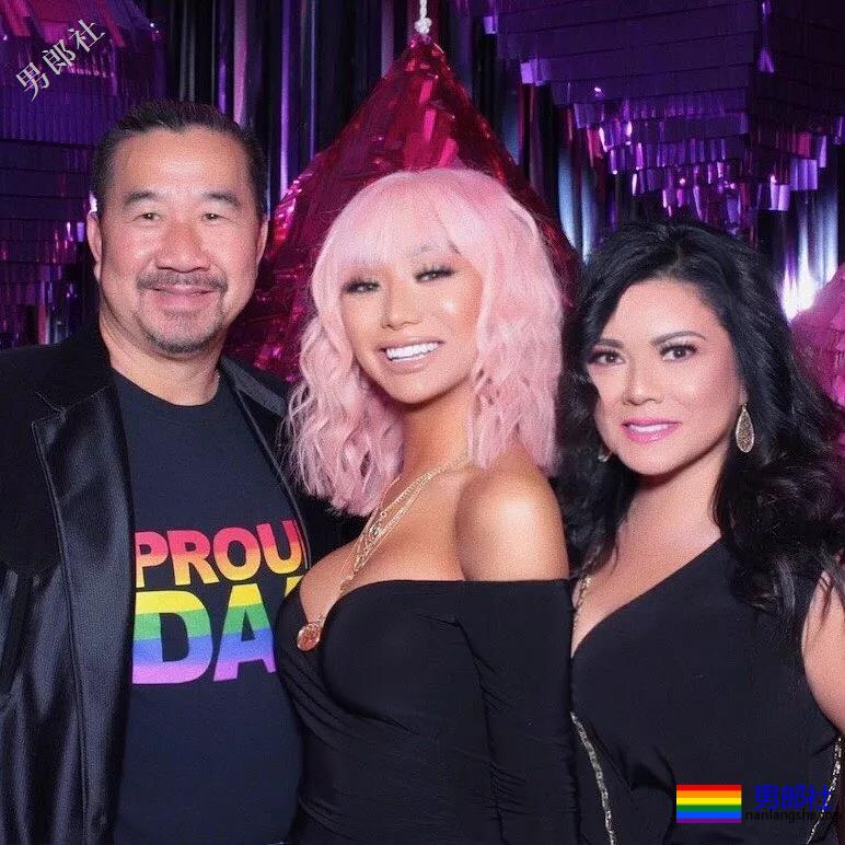 这个亚裔美妆博主变性后，走上人生巅峰，还找了个超帅的男模当男朋友！ - 51虹马