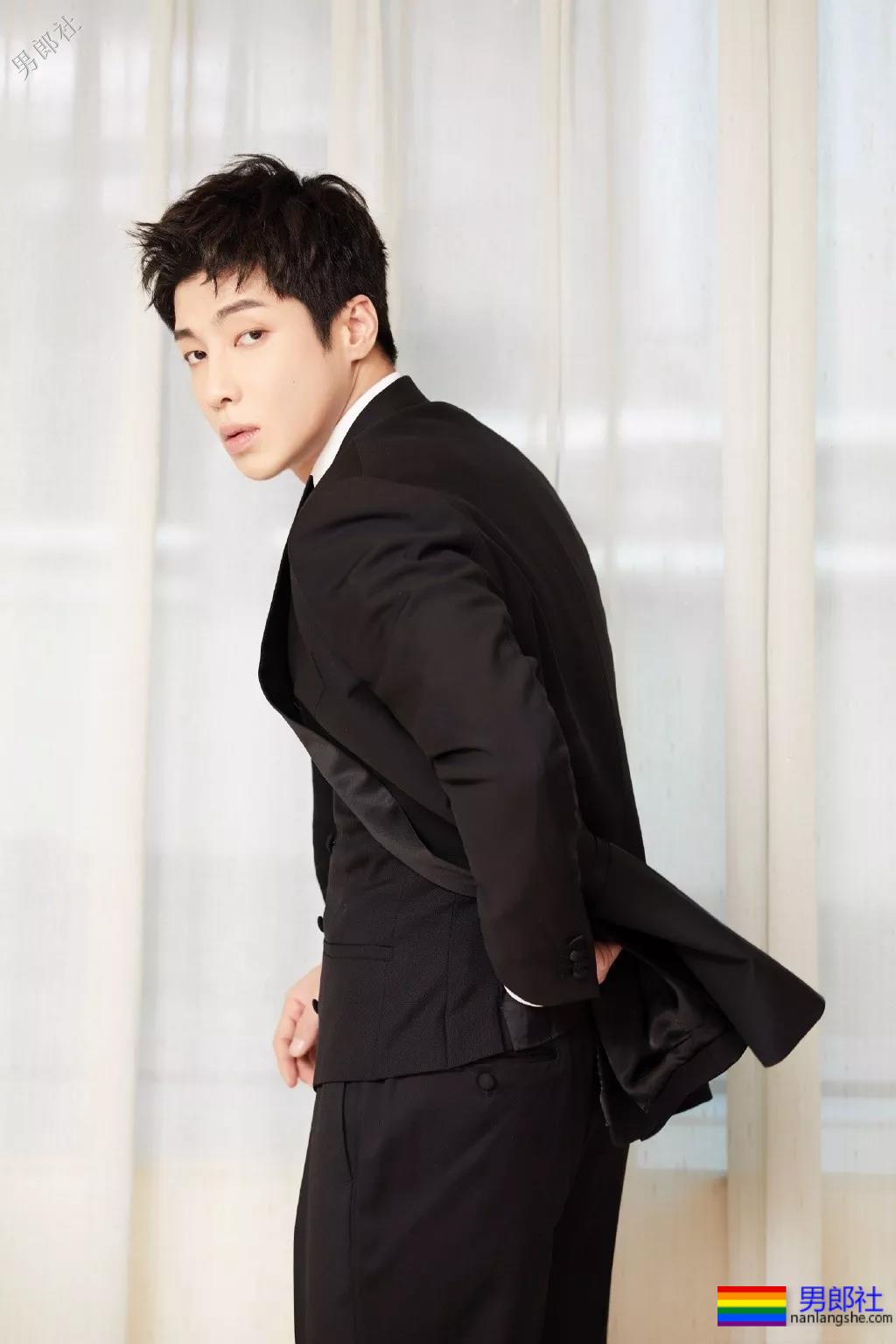 痞憨直筋肉小狼狗浴室戏抢镜？肌肉男终于对当红综艺下手了！ - 51虹马