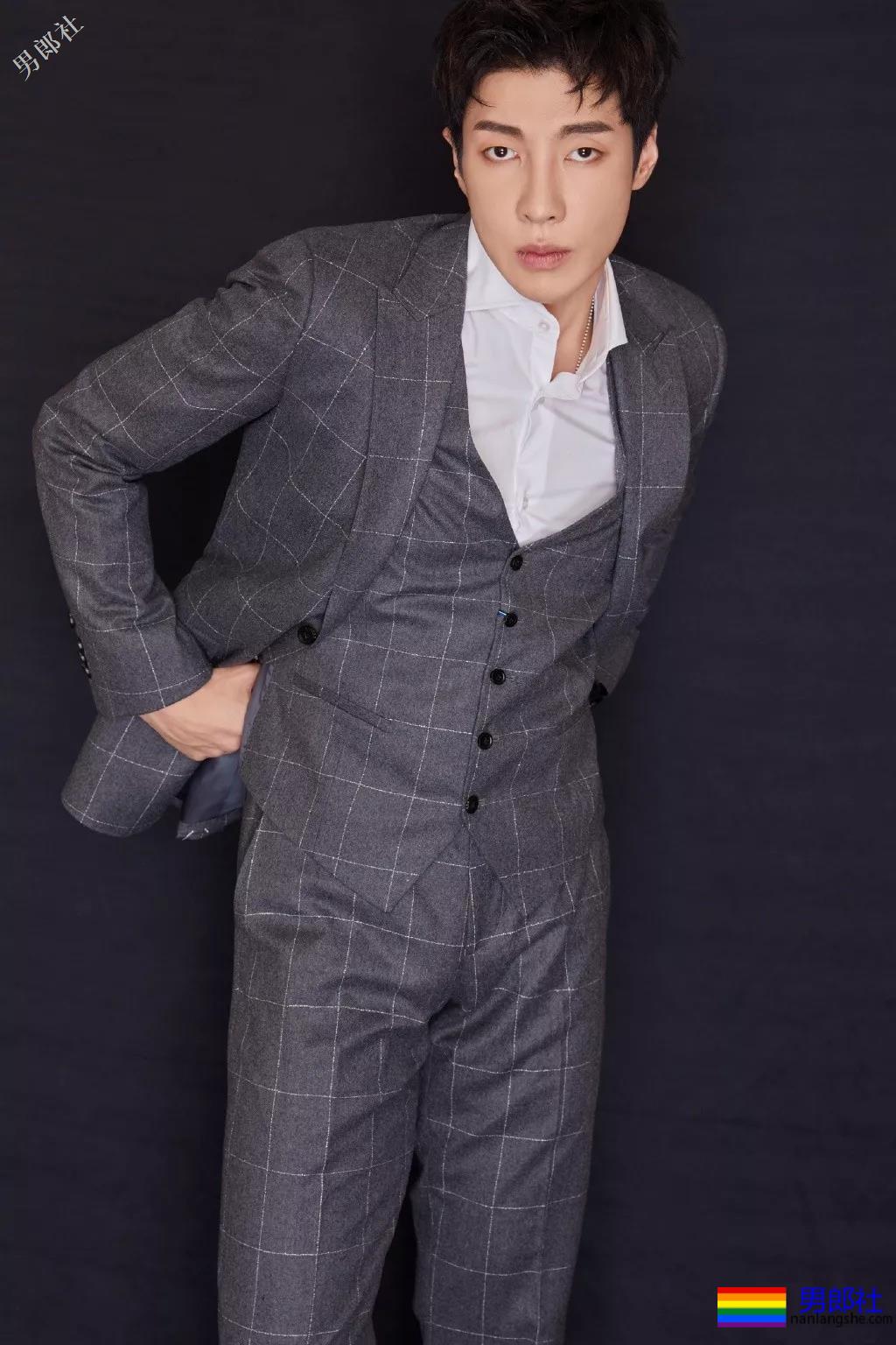 痞憨直筋肉小狼狗浴室戏抢镜？肌肉男终于对当红综艺下手了！ - 51虹马