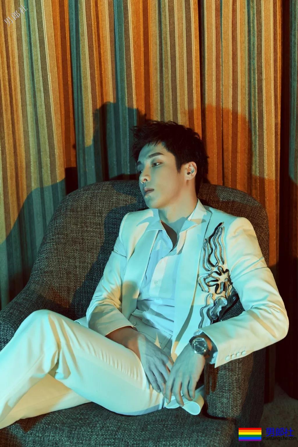 痞憨直筋肉小狼狗浴室戏抢镜？肌肉男终于对当红综艺下手了！ - 51虹马