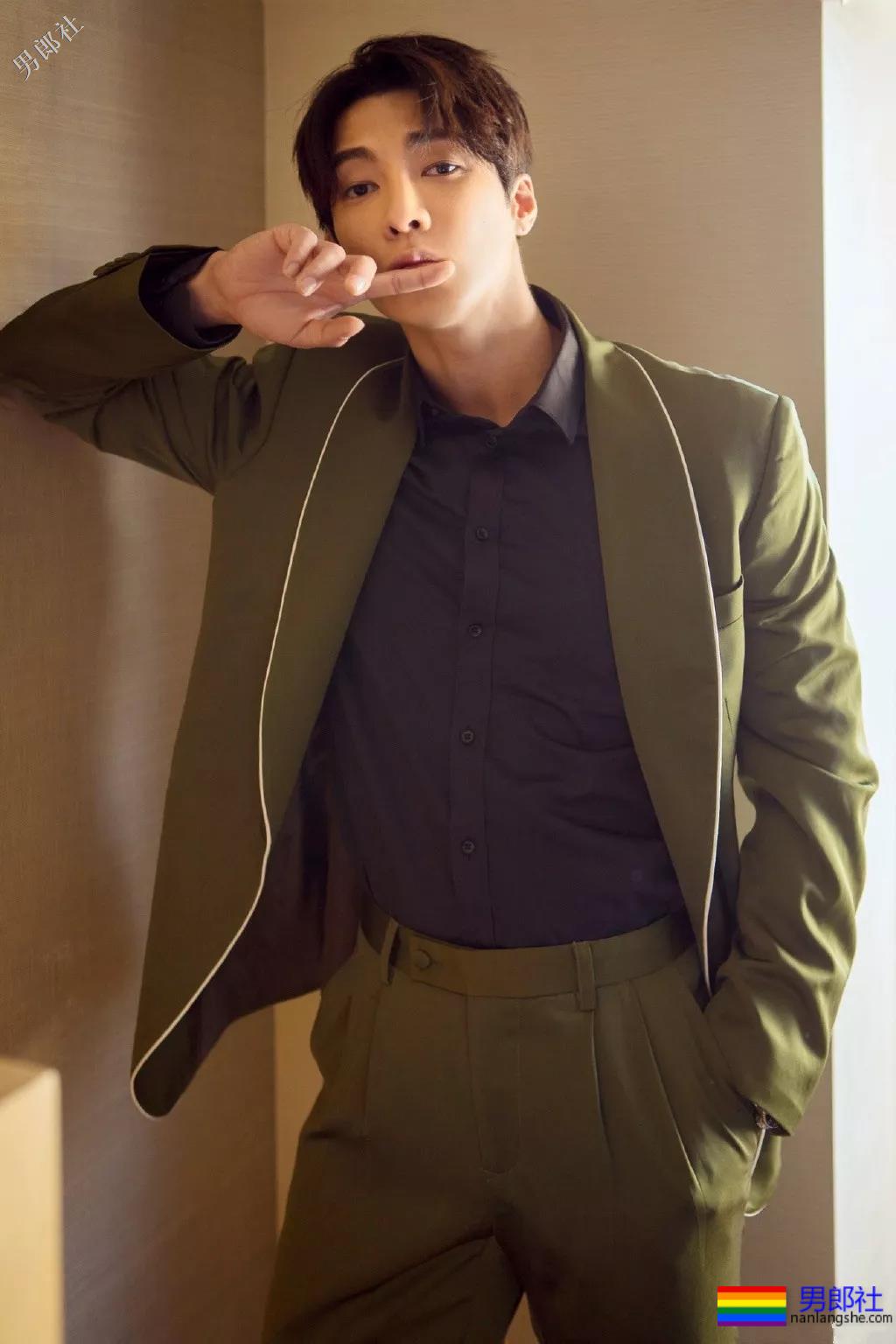 痞憨直筋肉小狼狗浴室戏抢镜？肌肉男终于对当红综艺下手了！ - 51虹马