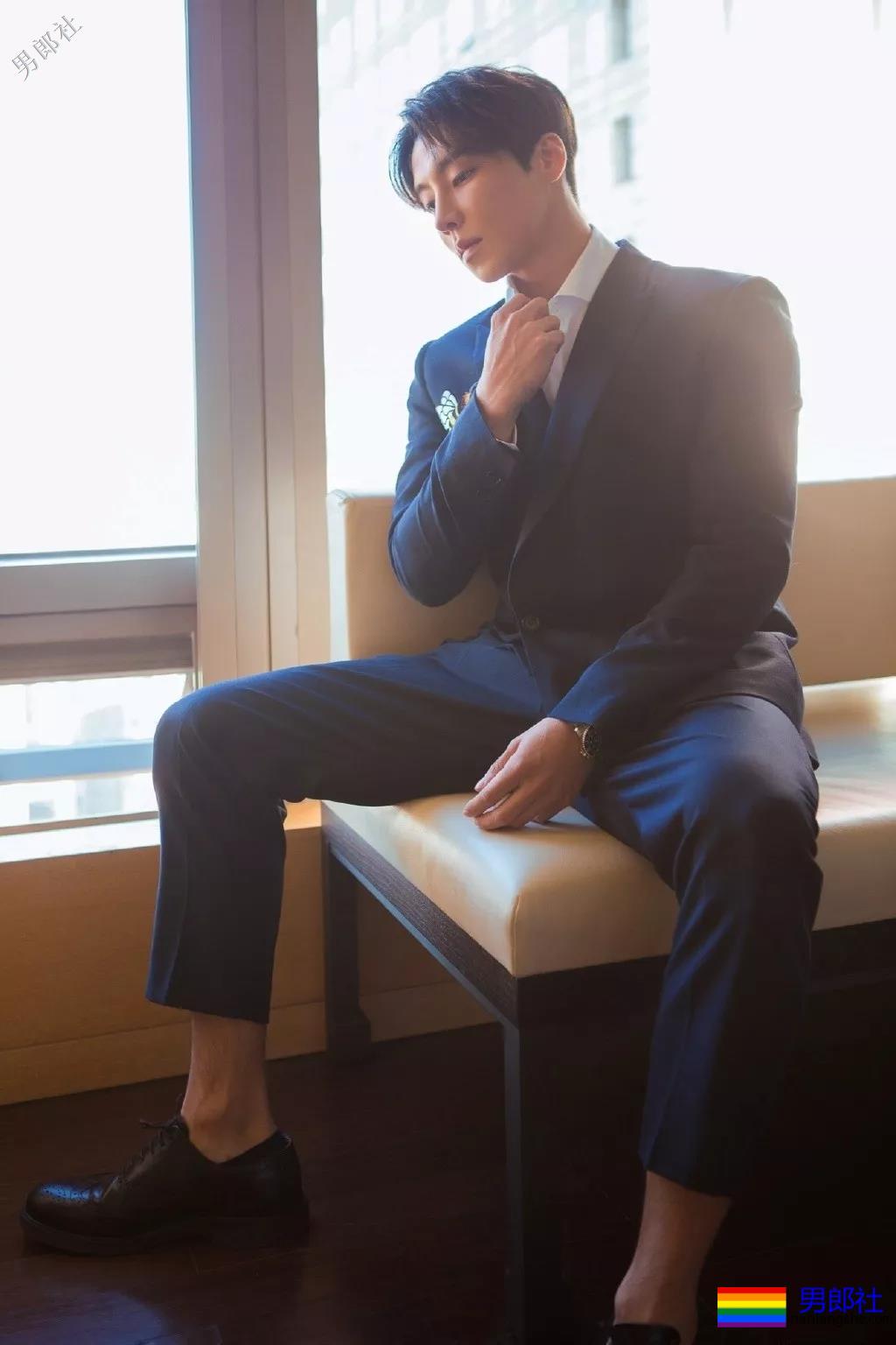 痞憨直筋肉小狼狗浴室戏抢镜？肌肉男终于对当红综艺下手了！ - 51虹马