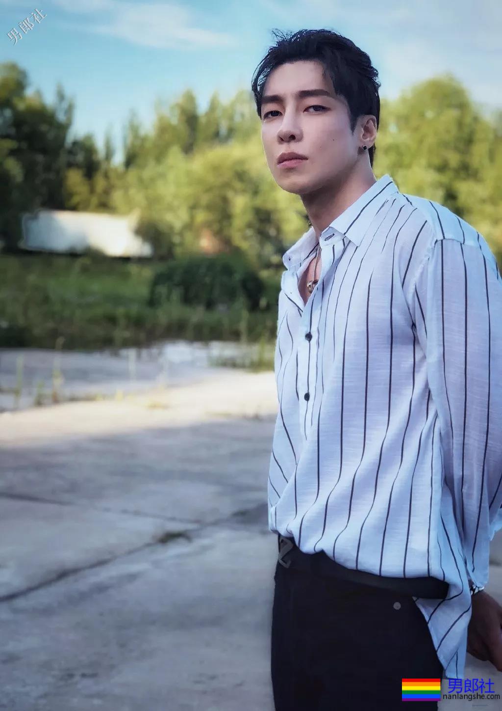 痞憨直筋肉小狼狗浴室戏抢镜？肌肉男终于对当红综艺下手了！ - 51虹马