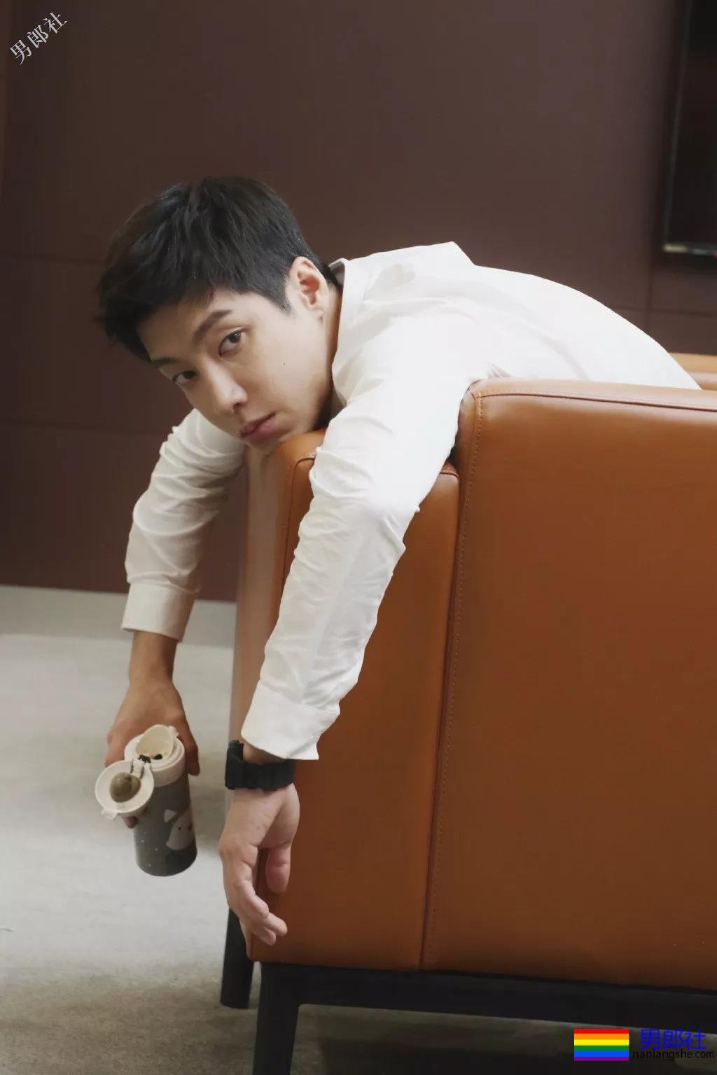 痞憨直筋肉小狼狗浴室戏抢镜？肌肉男终于对当红综艺下手了！ - 51虹马