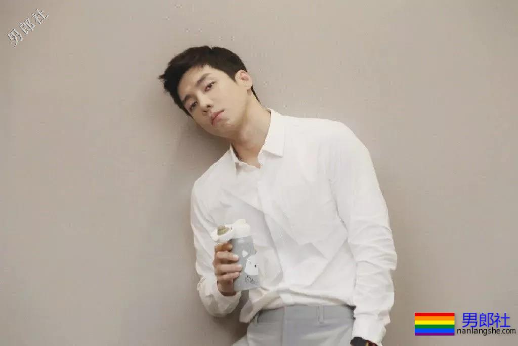 痞憨直筋肉小狼狗浴室戏抢镜？肌肉男终于对当红综艺下手了！ - 51虹马