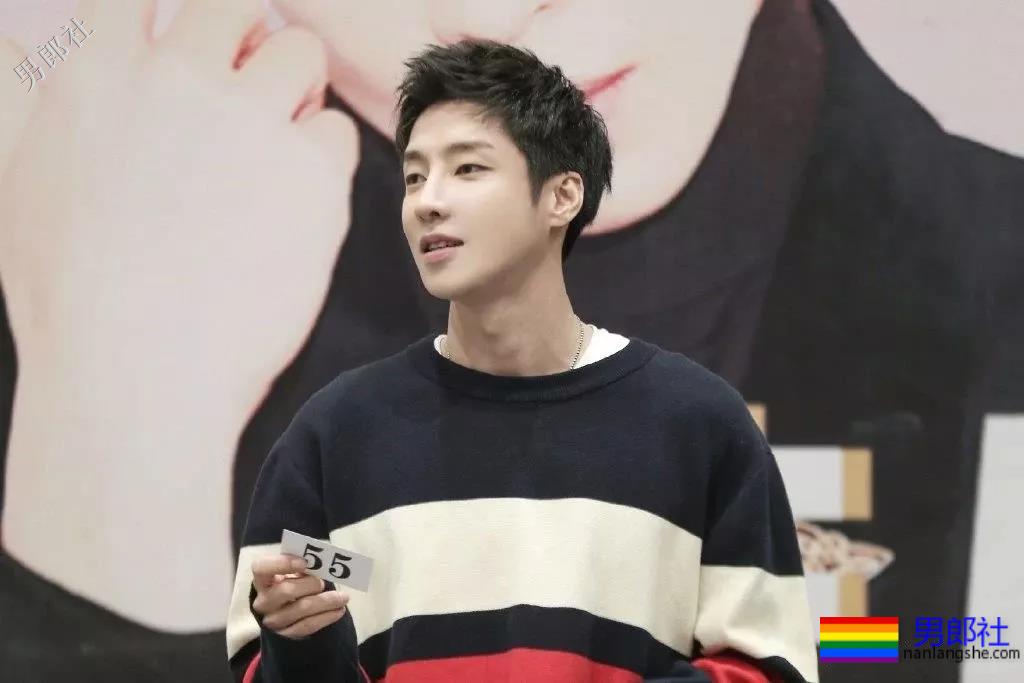 痞憨直筋肉小狼狗浴室戏抢镜？肌肉男终于对当红综艺下手了！ - 51虹马