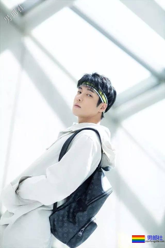 痞憨直筋肉小狼狗浴室戏抢镜？肌肉男终于对当红综艺下手了！ - 51虹马