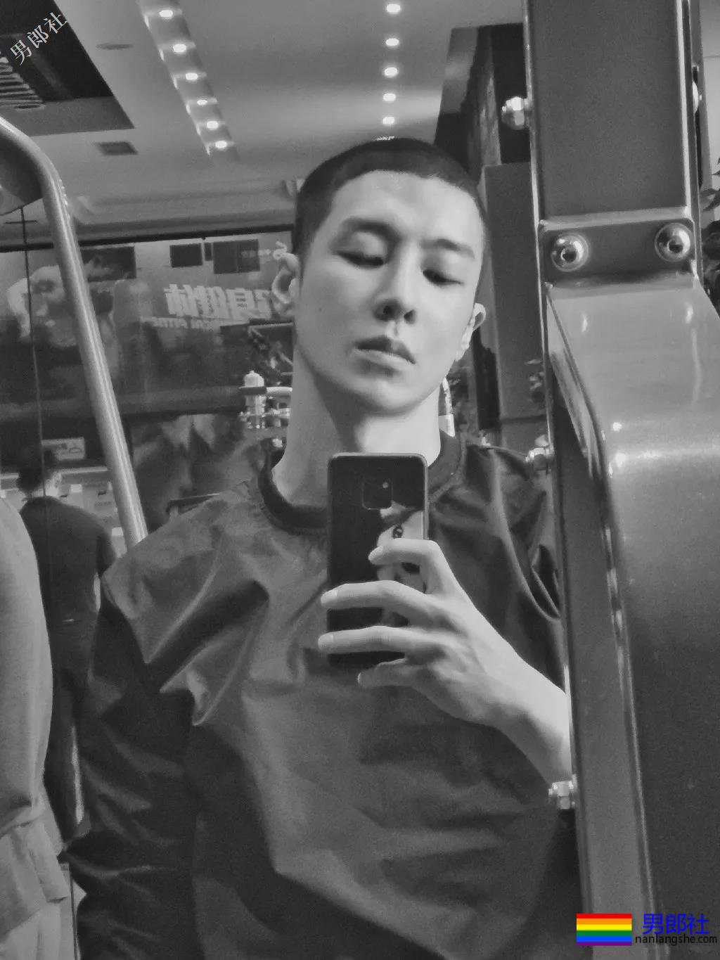 痞憨直筋肉小狼狗浴室戏抢镜？肌肉男终于对当红综艺下手了！ - 51虹马