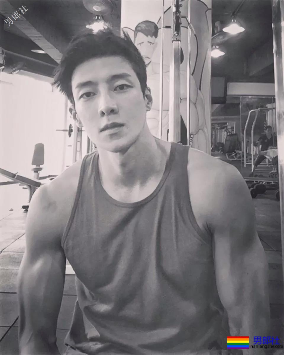 痞憨直筋肉小狼狗浴室戏抢镜？肌肉男终于对当红综艺下手了！ - 51虹马