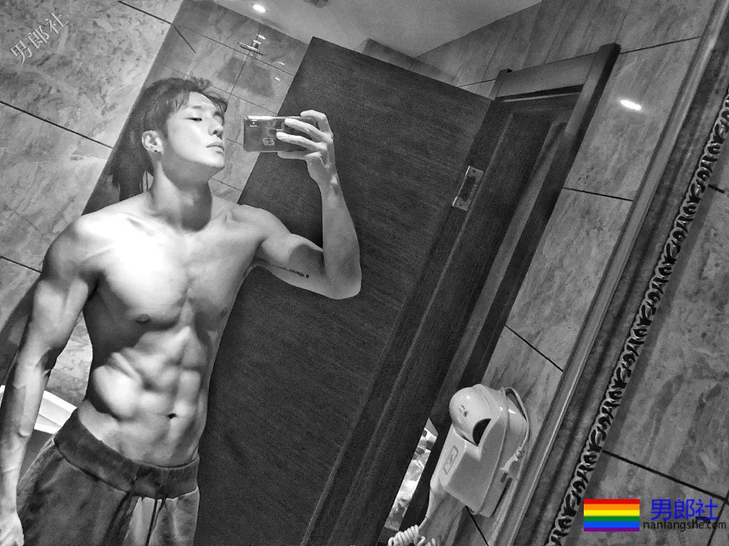 痞憨直筋肉小狼狗浴室戏抢镜？肌肉男终于对当红综艺下手了！ - 51虹马