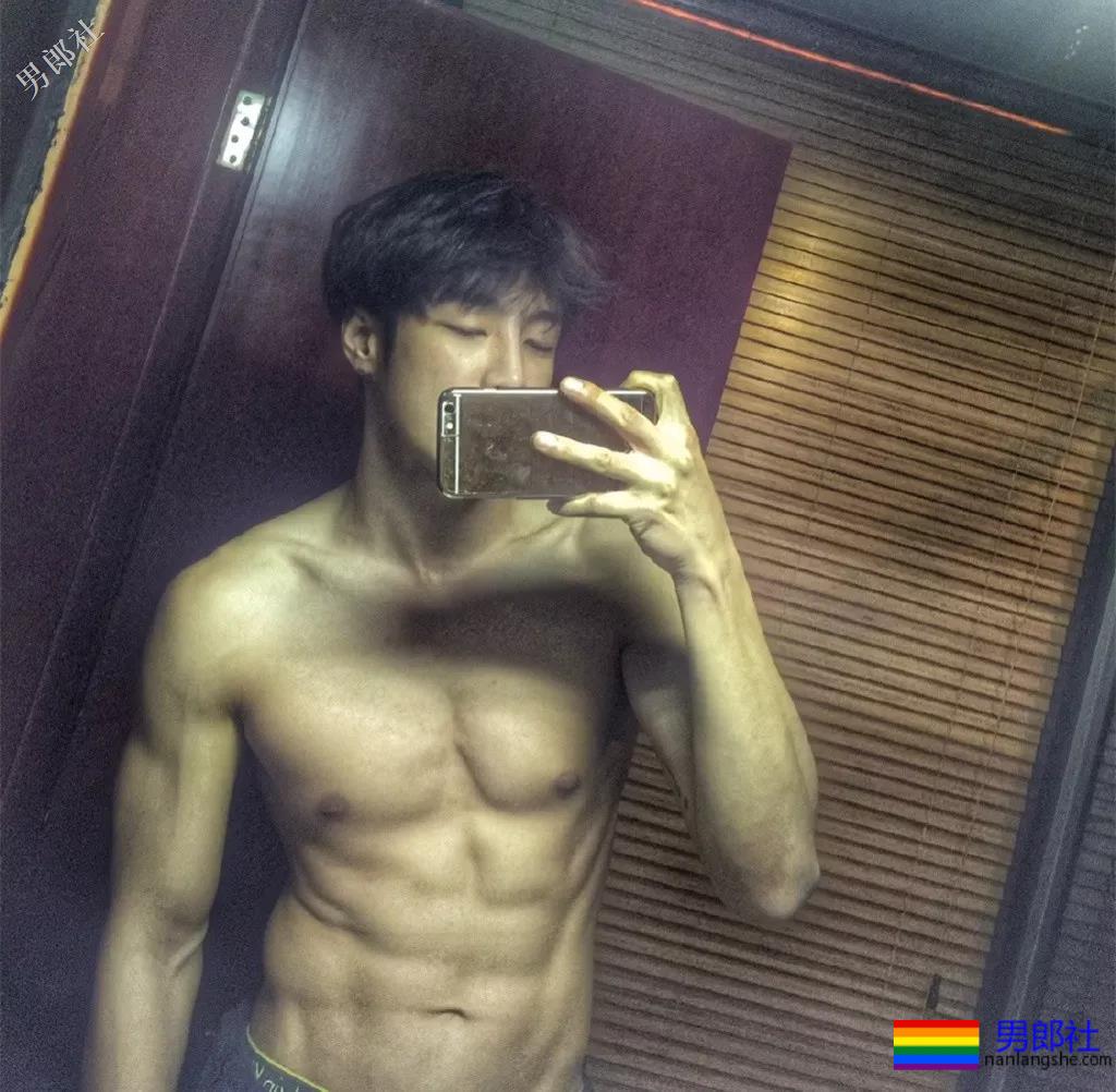 痞憨直筋肉小狼狗浴室戏抢镜？肌肉男终于对当红综艺下手了！ - 51虹马