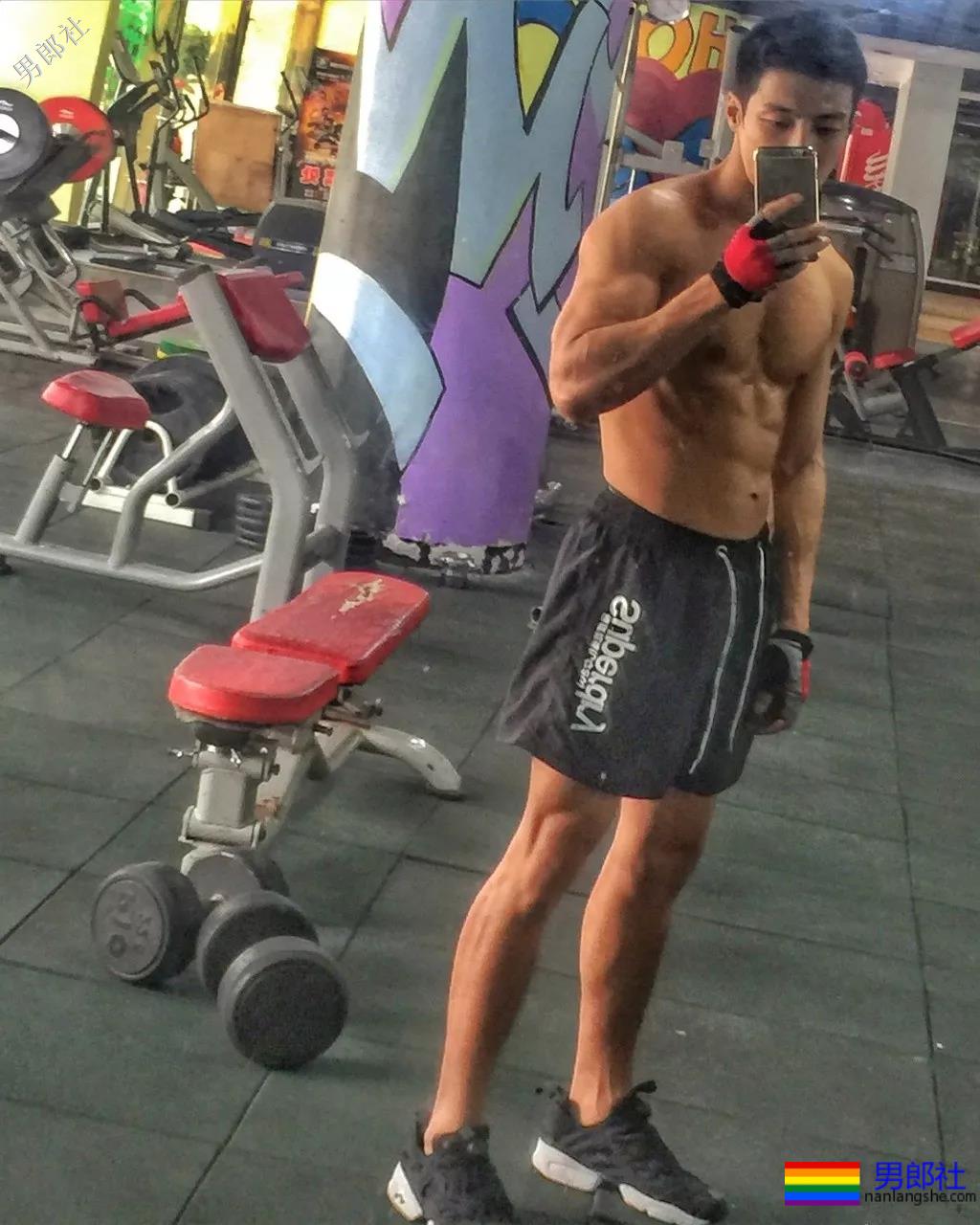 痞憨直筋肉小狼狗浴室戏抢镜？肌肉男终于对当红综艺下手了！ - 51虹马