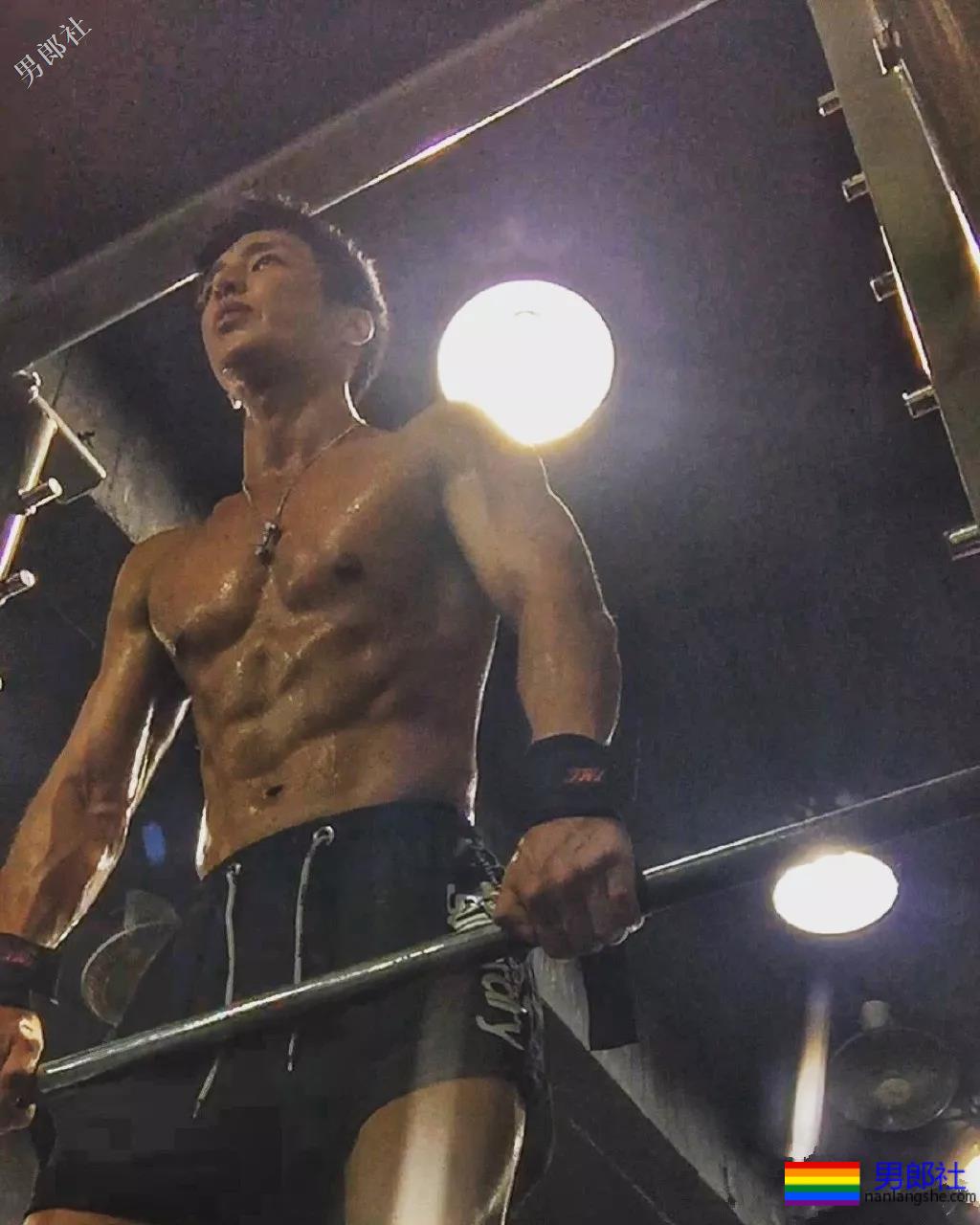 痞憨直筋肉小狼狗浴室戏抢镜？肌肉男终于对当红综艺下手了！ - 51虹马