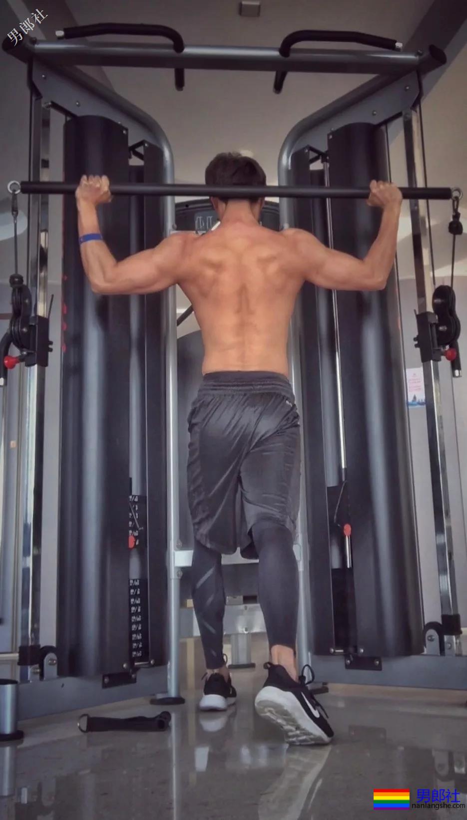 痞憨直筋肉小狼狗浴室戏抢镜？肌肉男终于对当红综艺下手了！ - 51虹马