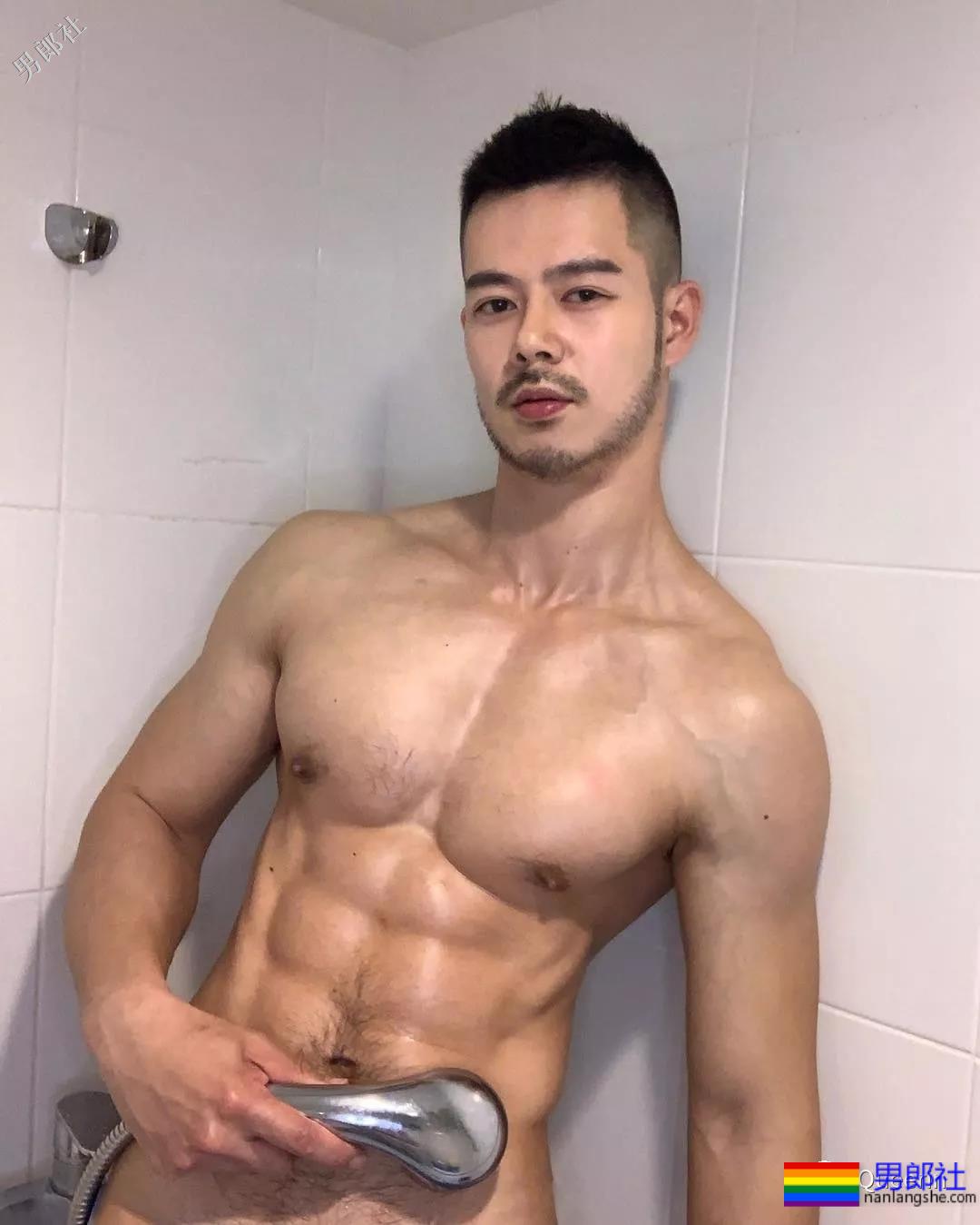 电眼肌肉男模竟还拍过blued广告!我又可以了-51虹马