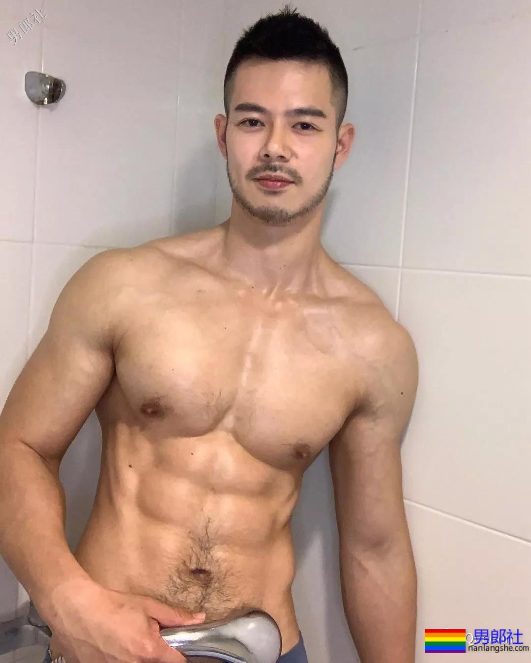 电眼肌肉男模竟还拍过blued广告！我又可以了 - 51虹马