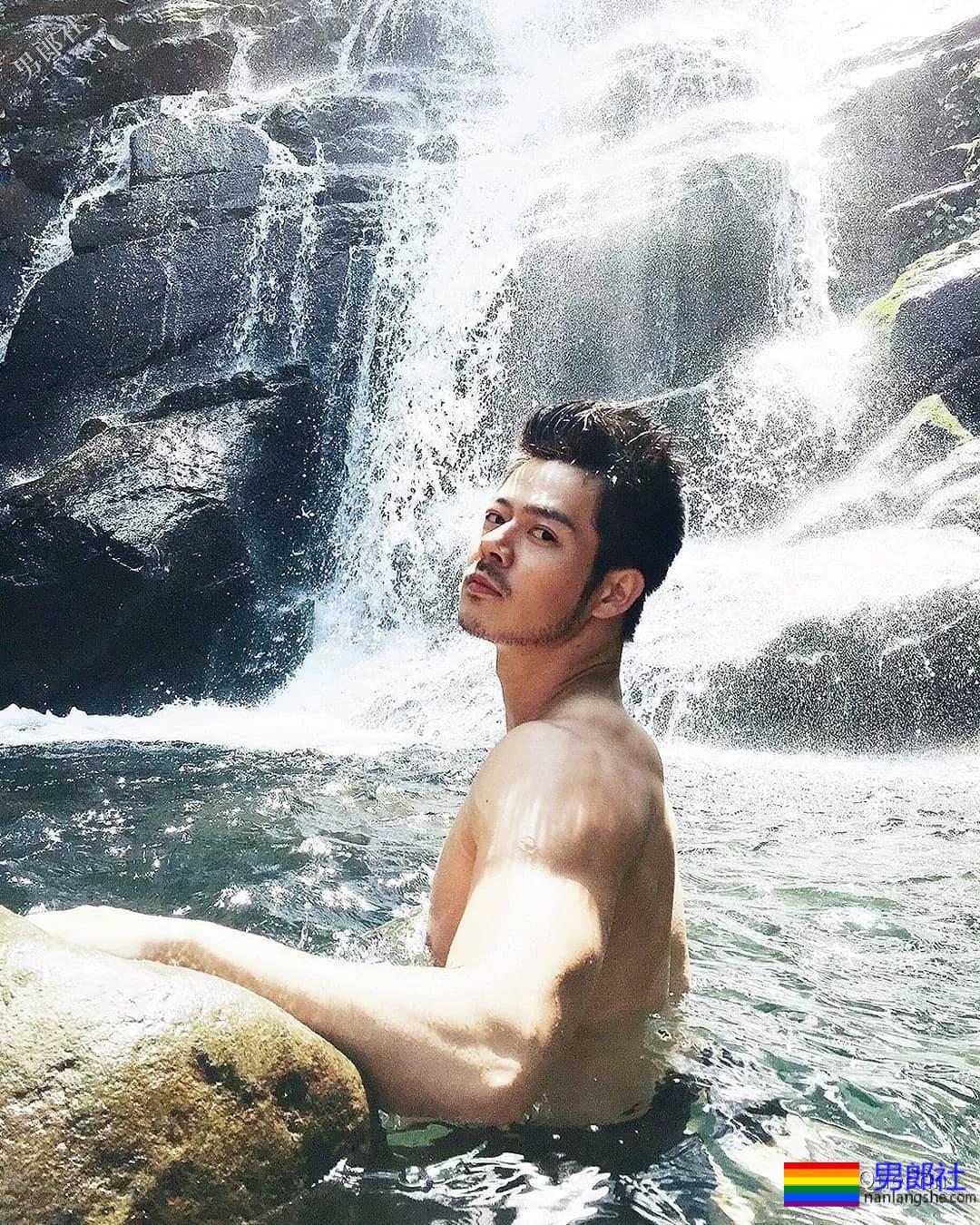 电眼肌肉男模竟还拍过blued广告！我又可以了 - 51虹马