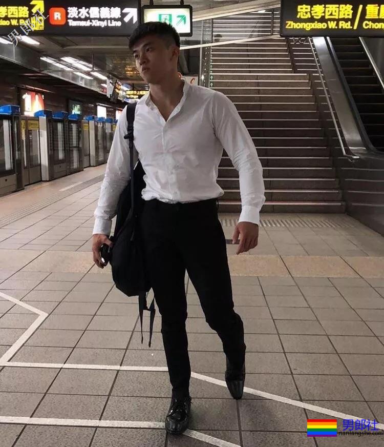 地铁正装帅哥被抓拍，颜值炸了！-51虹马