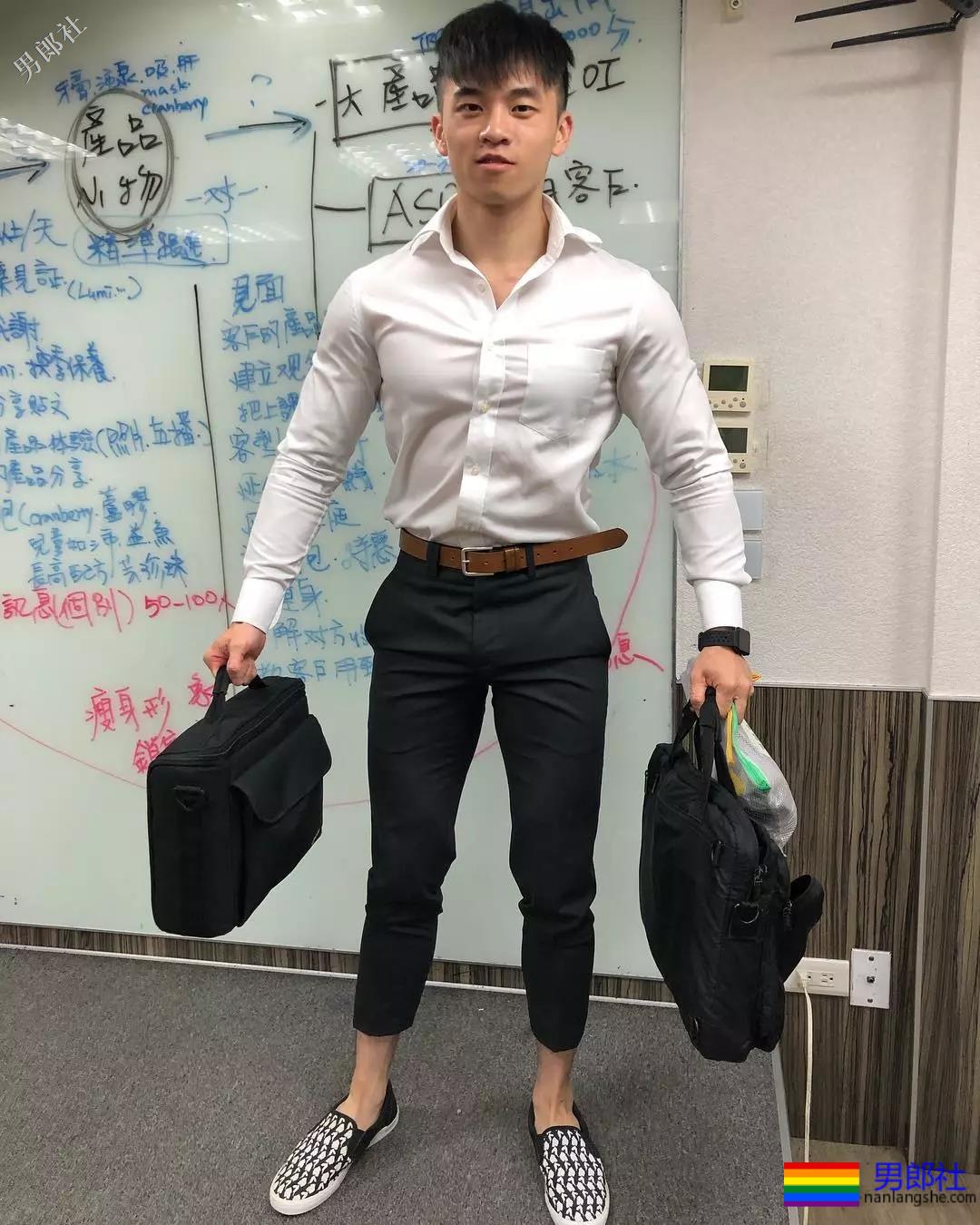 地铁正装帅哥被抓拍，颜值炸了！ - 51虹马