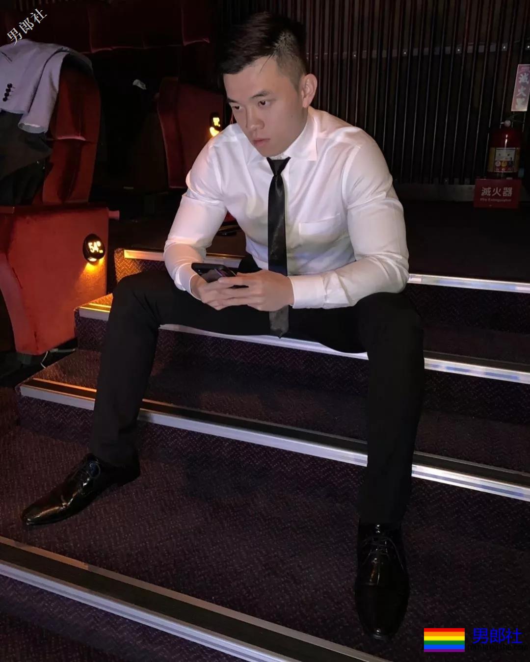 地铁正装帅哥被抓拍，颜值炸了！ - 51虹马