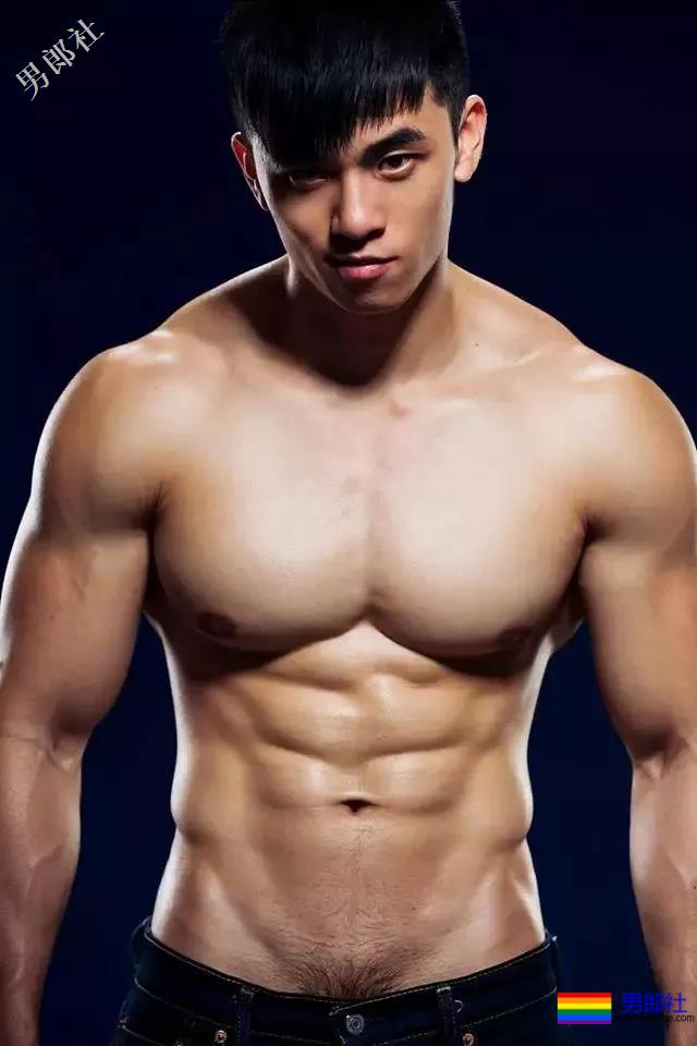 地铁正装帅哥被抓拍，颜值炸了！ - 51虹马