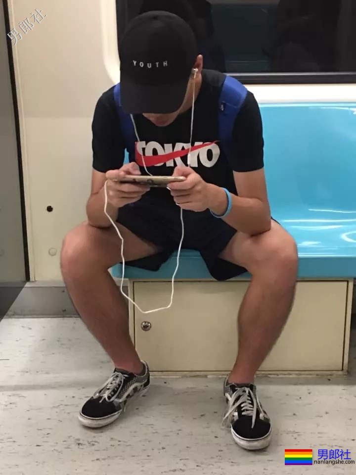 地铁正装帅哥被抓拍，颜值炸了！ - 51虹马