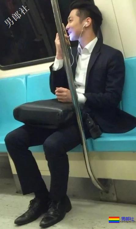地铁正装帅哥被抓拍，颜值炸了！ - 51虹马