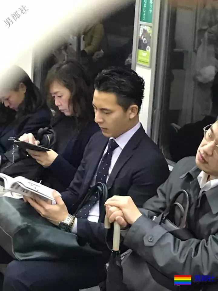 地铁正装帅哥被抓拍，颜值炸了！ - 51虹马