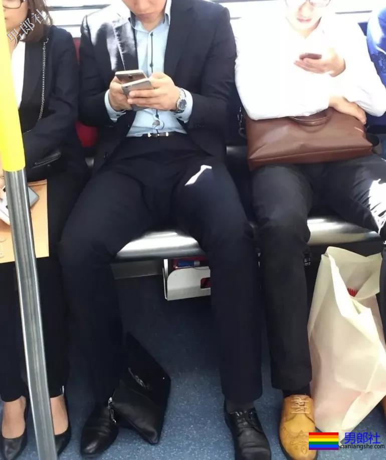 地铁正装帅哥被抓拍，颜值炸了！ - 51虹马