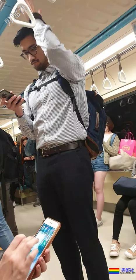 地铁正装帅哥被抓拍，颜值炸了！ - 51虹马