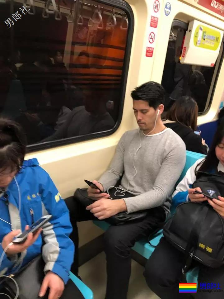 地铁正装帅哥被抓拍，颜值炸了！ - 51虹马