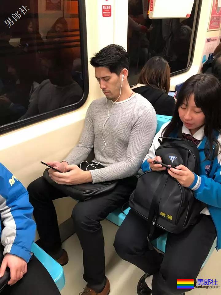 地铁正装帅哥被抓拍，颜值炸了！ - 51虹马