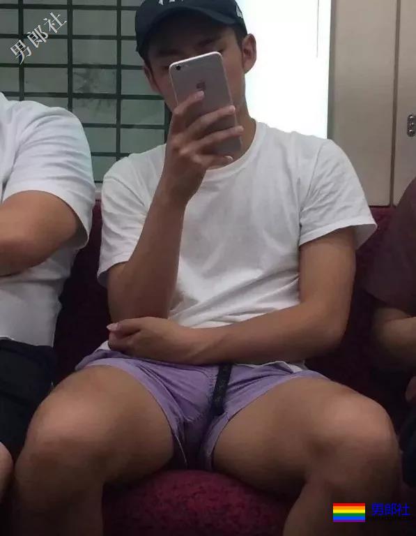 地铁正装帅哥被抓拍，颜值炸了！ - 51虹马