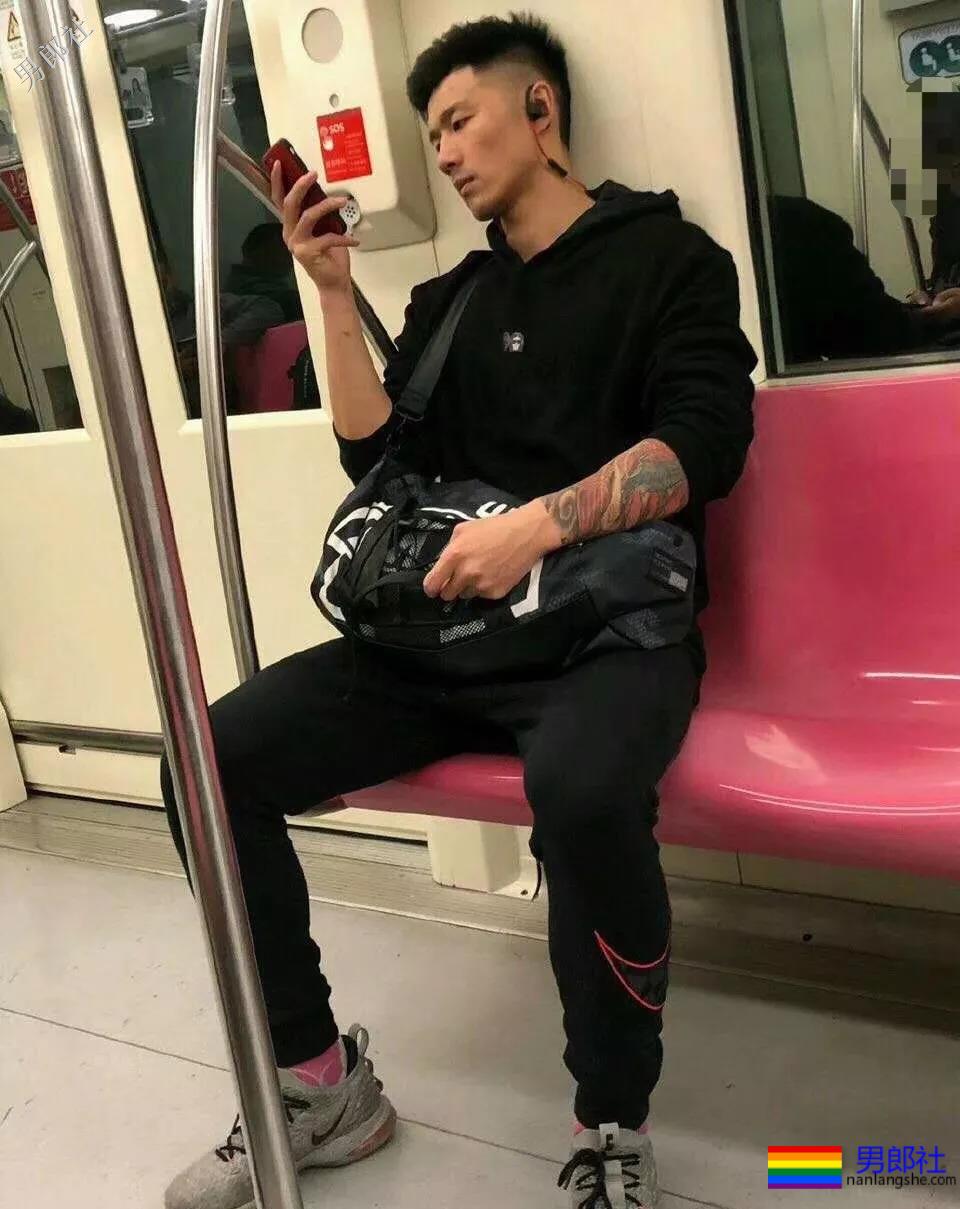 地铁正装帅哥被抓拍，颜值炸了！ - 51虹马