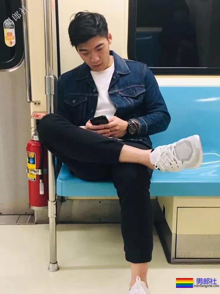 地铁正装帅哥被抓拍，颜值炸了！ - 51虹马