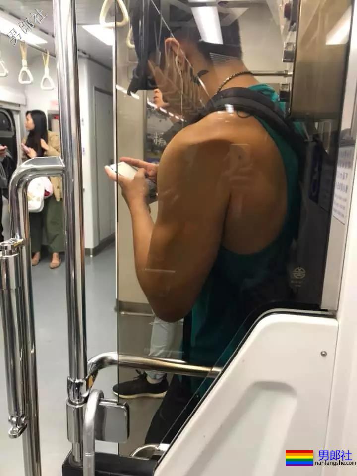 地铁正装帅哥被抓拍，颜值炸了！ - 51虹马