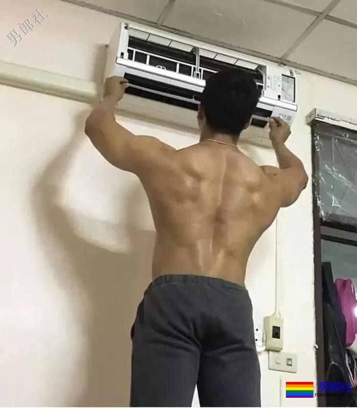 地铁正装帅哥被抓拍，颜值炸了！ - 51虹马